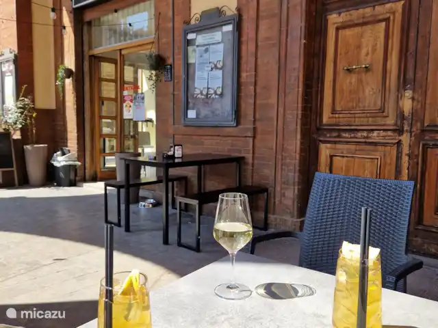 vakantiehuis huren in Italië, Marche, Tolentino – La Serenissima Even uitblazen op een terras in Tolentino.