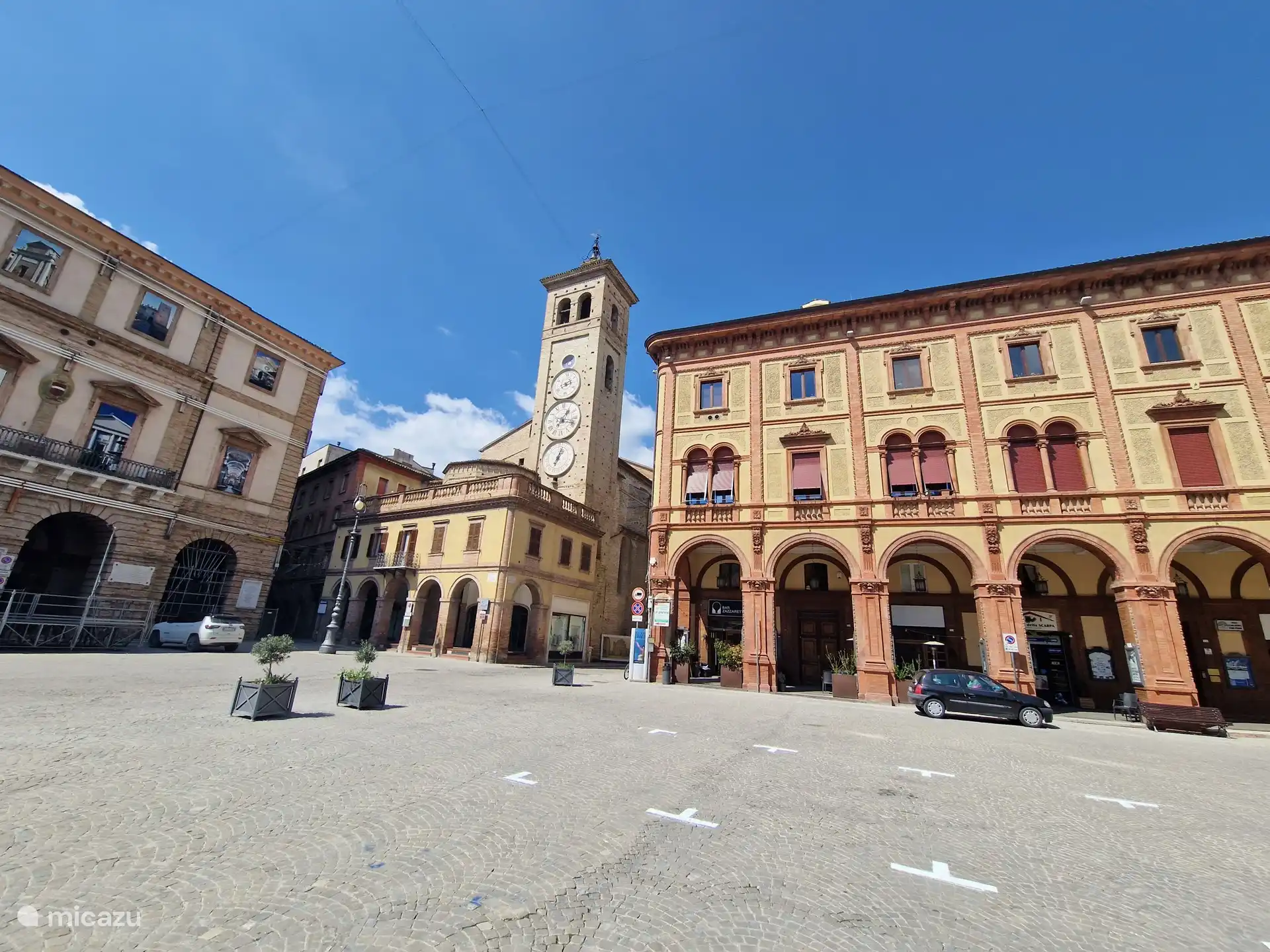 Tolentino - Piazza della Libertà mit dem Glockenturm (Torre dei tre orologi)