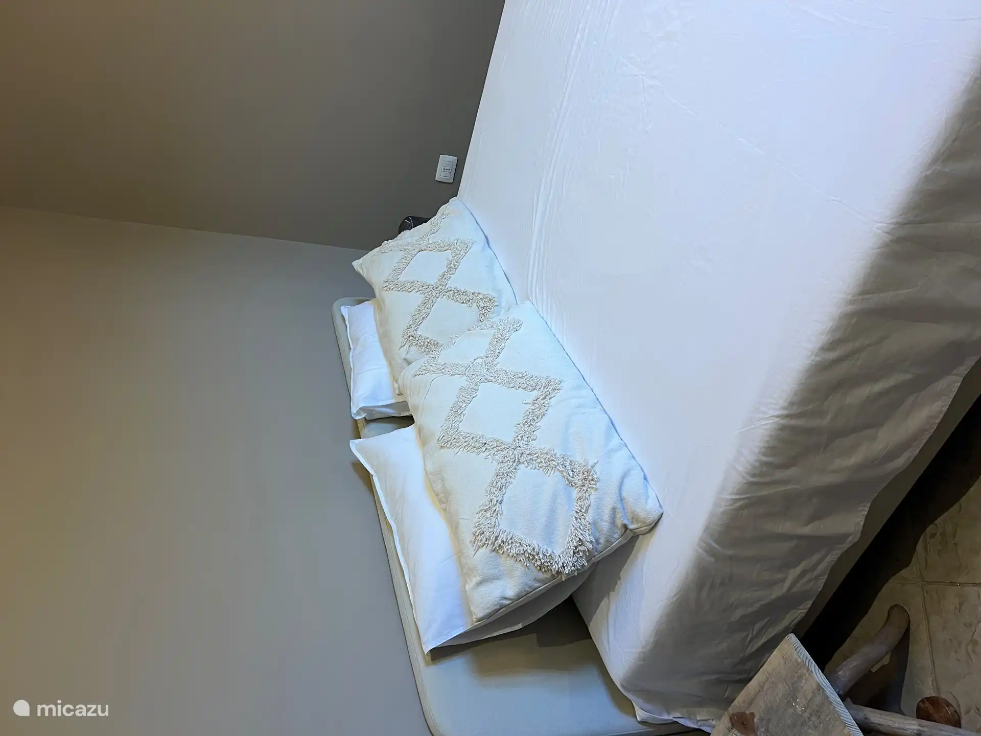 Das erste Schlafzimmer verfügt über ein Doppelbett und ein eigenes Bad
