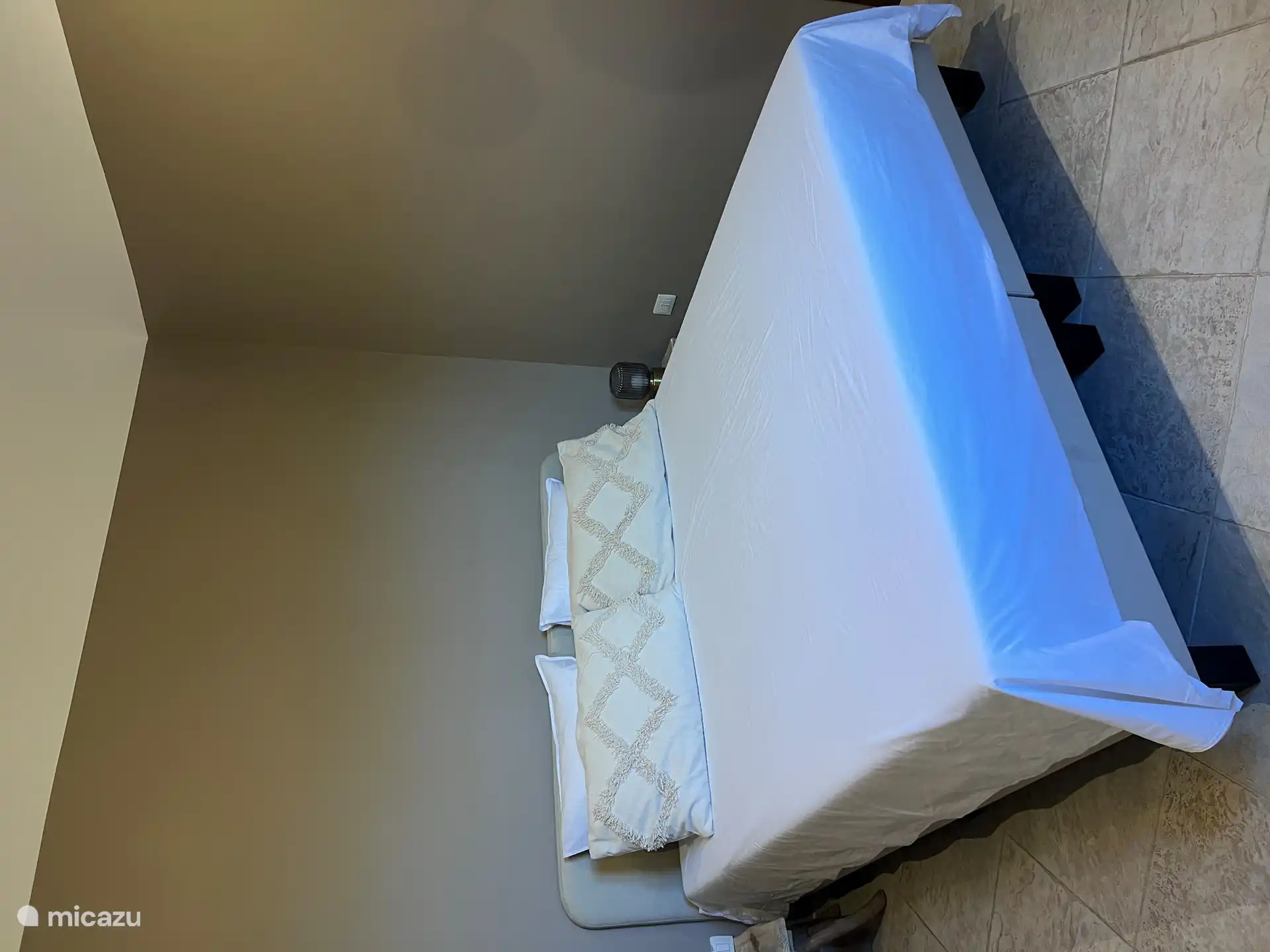 Das erste Schlafzimmer verfügt über ein Doppelbett und ein eigenes Bad