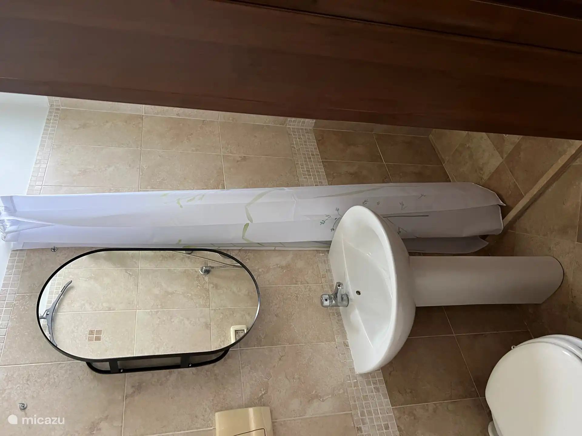 Das zweite Badezimmer ist etwas kleiner, hat aber auch alles, was man braucht. WC, Waschbecken und eine ebenerdige Dusche.