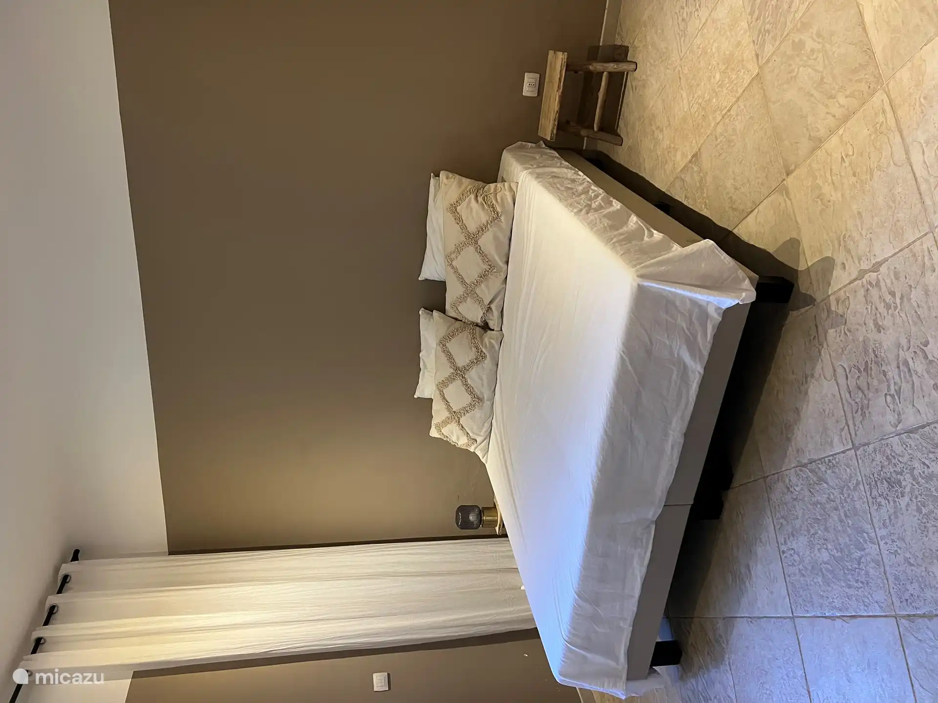 Das zweite Schlafzimmer verfügt über zwei Einzelbetten, die zu einem Doppelbett zusammengeschoben werden können.