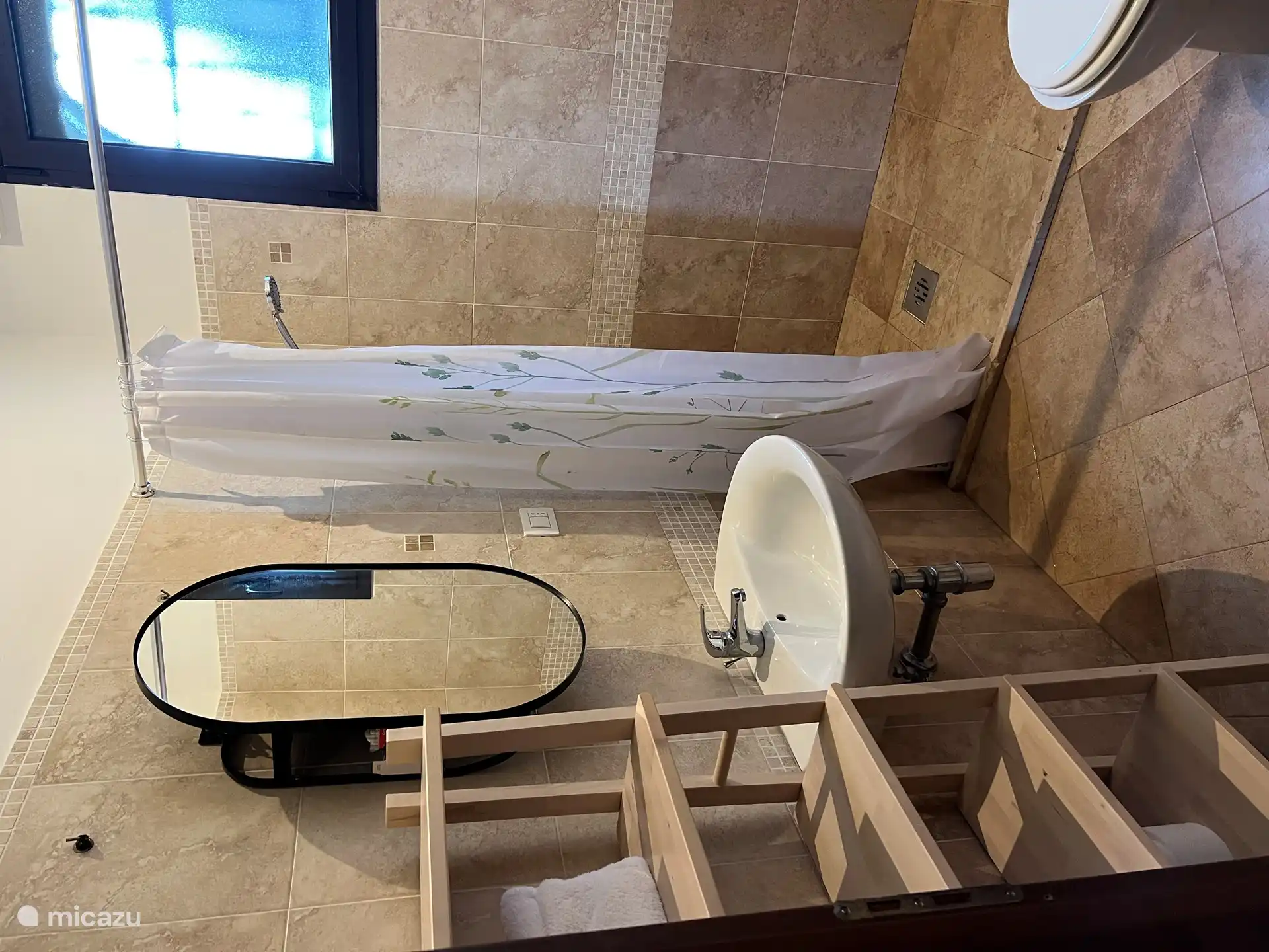 Das große Badezimmer verfügt über eine geräumige ebenerdige Dusche, WC und Waschbecken