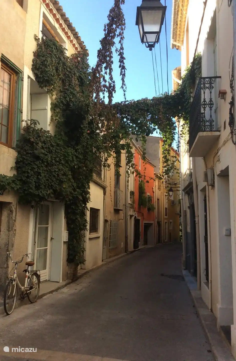 Die farbenfrohe Straße Casa Thau, mitten im Zentrum von Marseillan. 