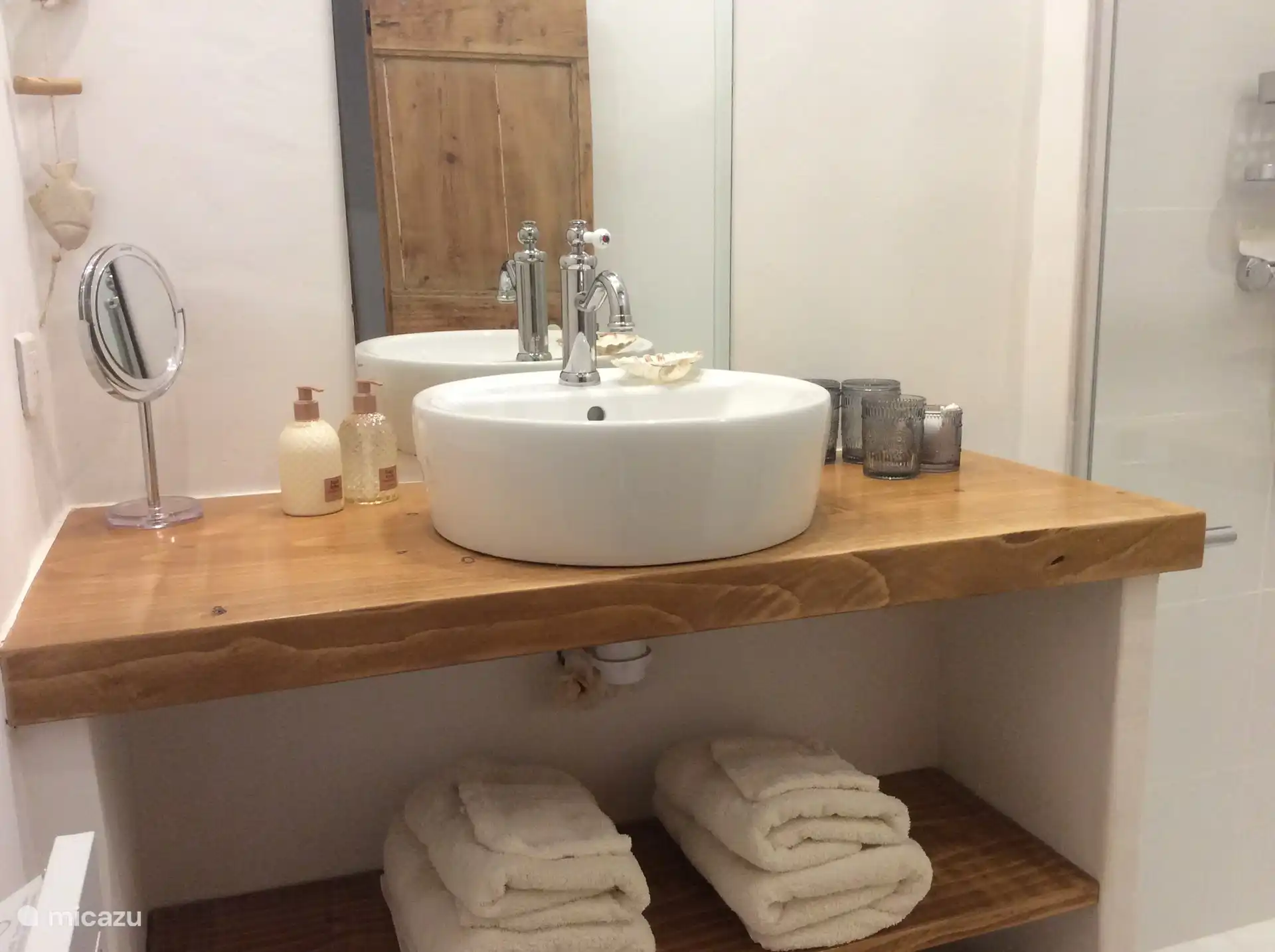 Badezimmer mit ebenerdiger Dusche