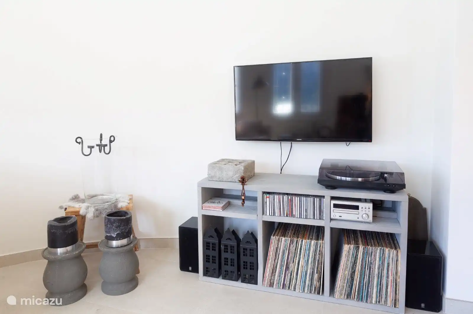 La passion d'Izaak est la musique ! Profitez de faire tourner un vinyle sur le pick-up ou de lire un CD de sa collection privée 