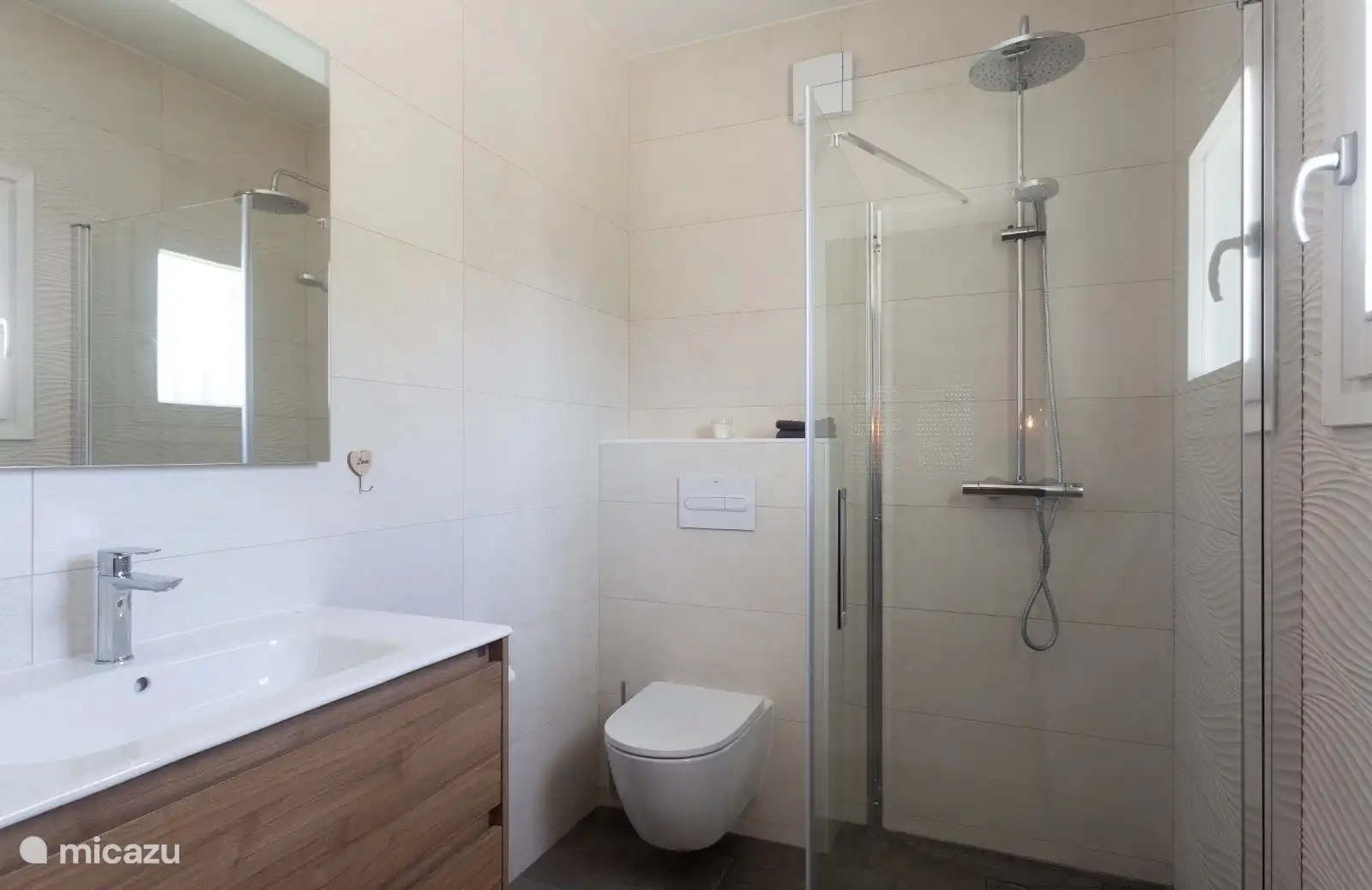 Il s'agit de la salle de bain attenante à la chambre principale.