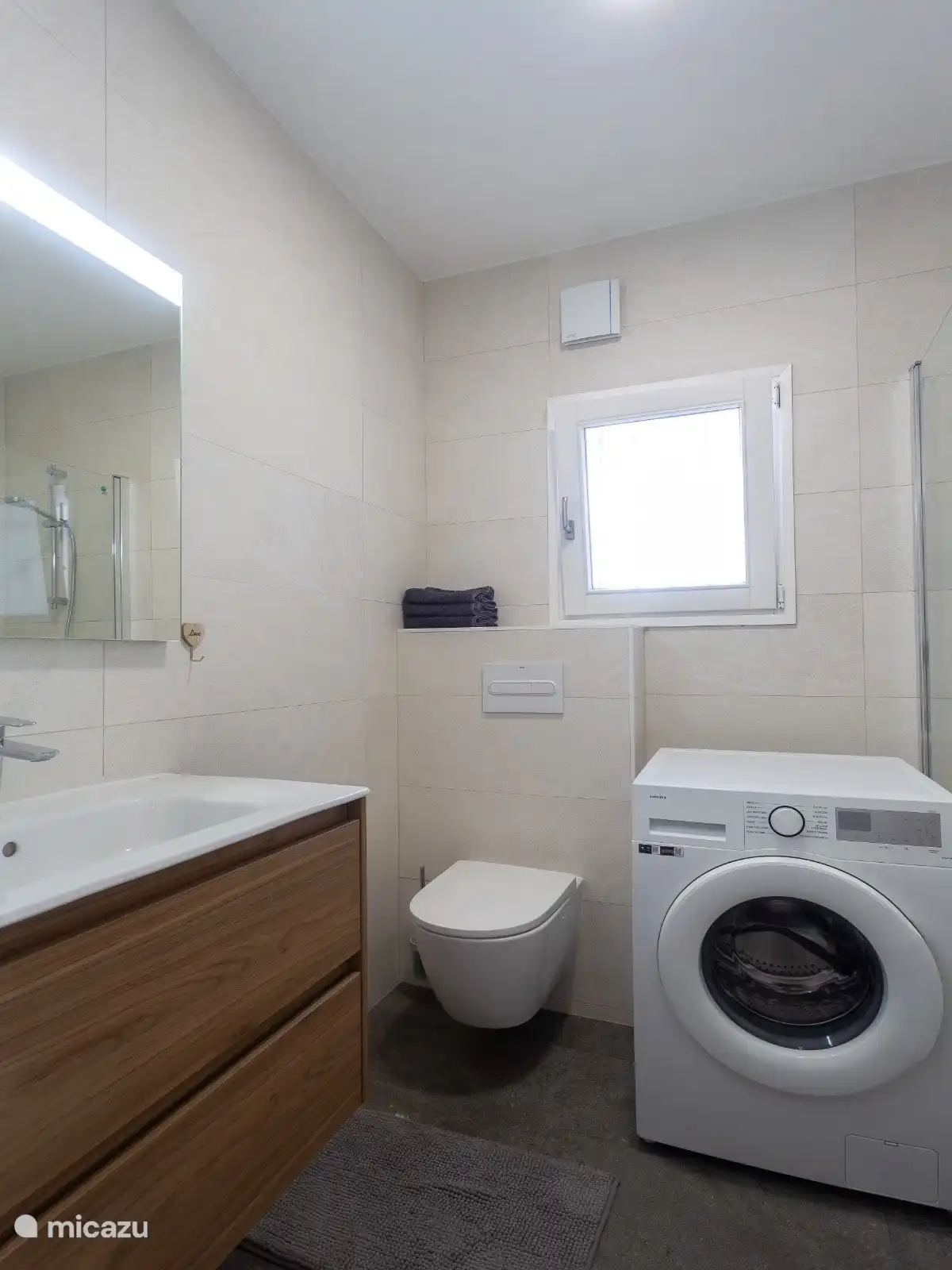 La salle de bain avec baignoire dispose également d'un lave-linge pouvant être utilisé