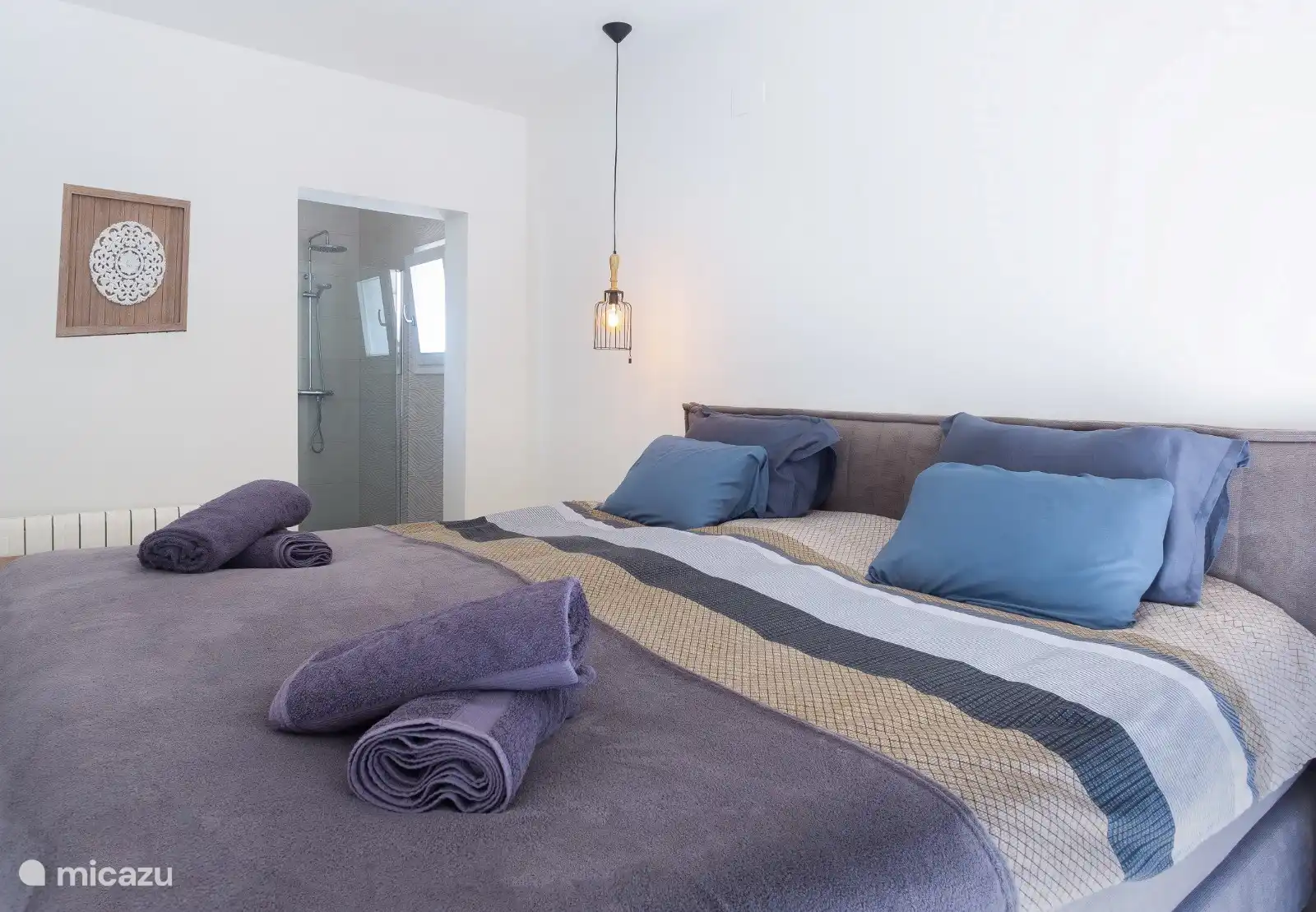 Un sommier tapissier confortable avec une belle vue sur les montagnes