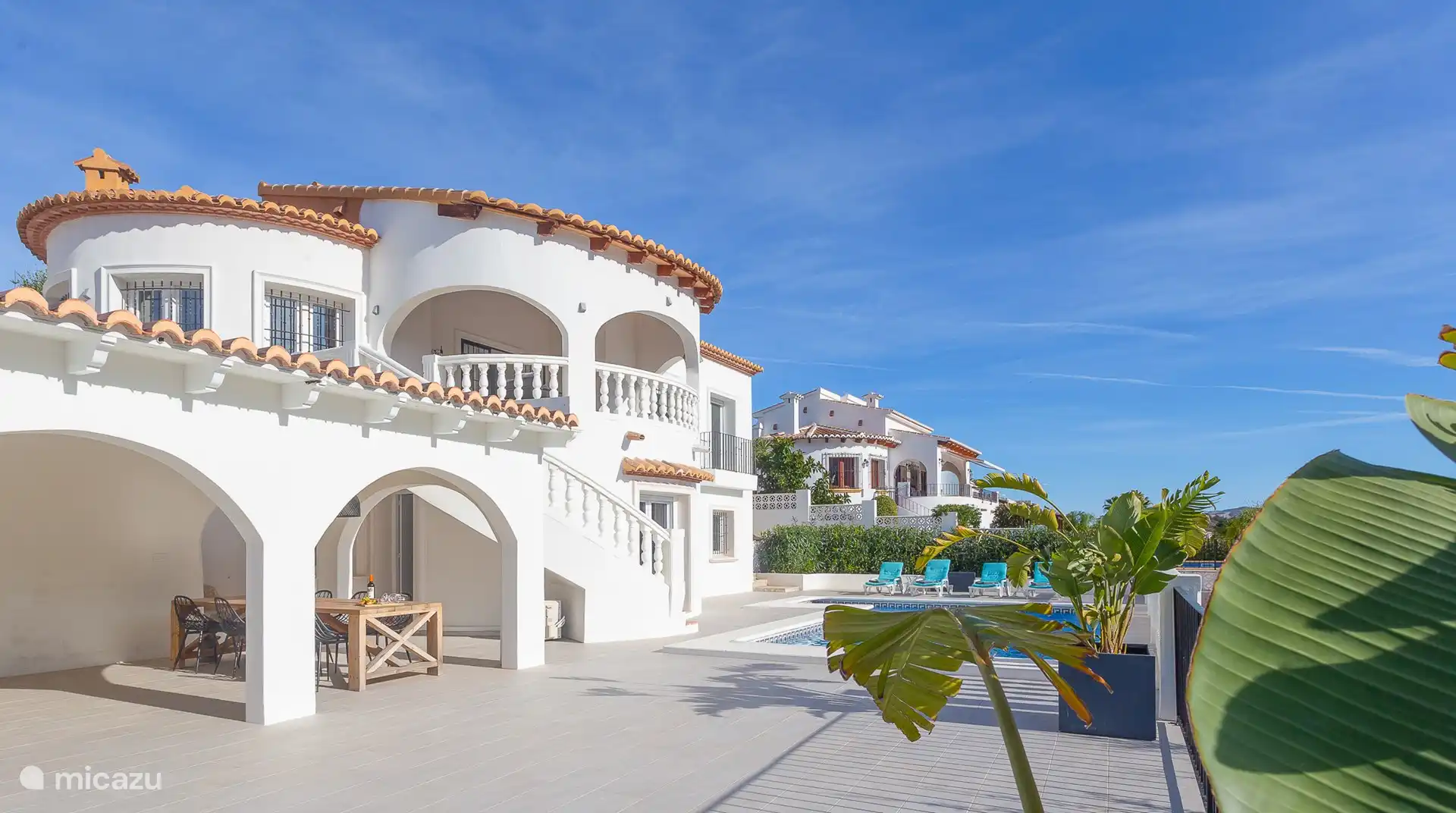 Depuis la terrasse couverte, empruntez les escaliers jusqu'à notre piscine privée