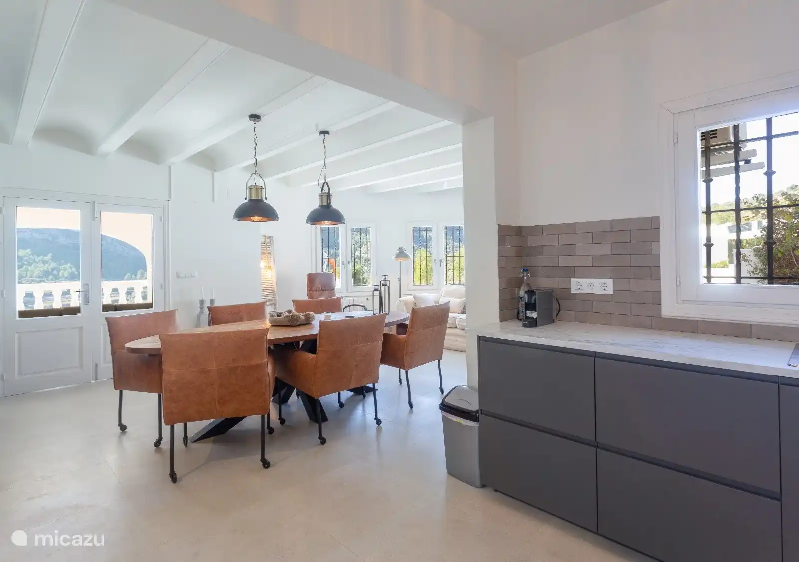 Voici la vue depuis la cuisine ouverte.