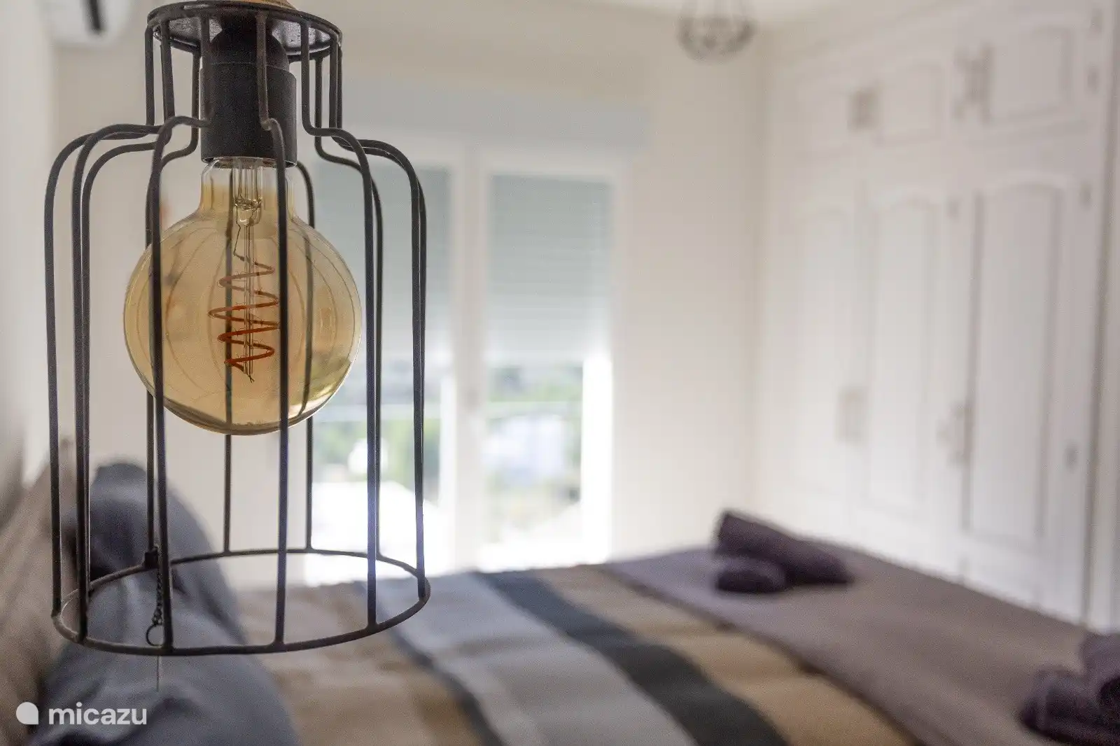 la vue depuis la salle de bain en suite jusqu'à la chambre principale