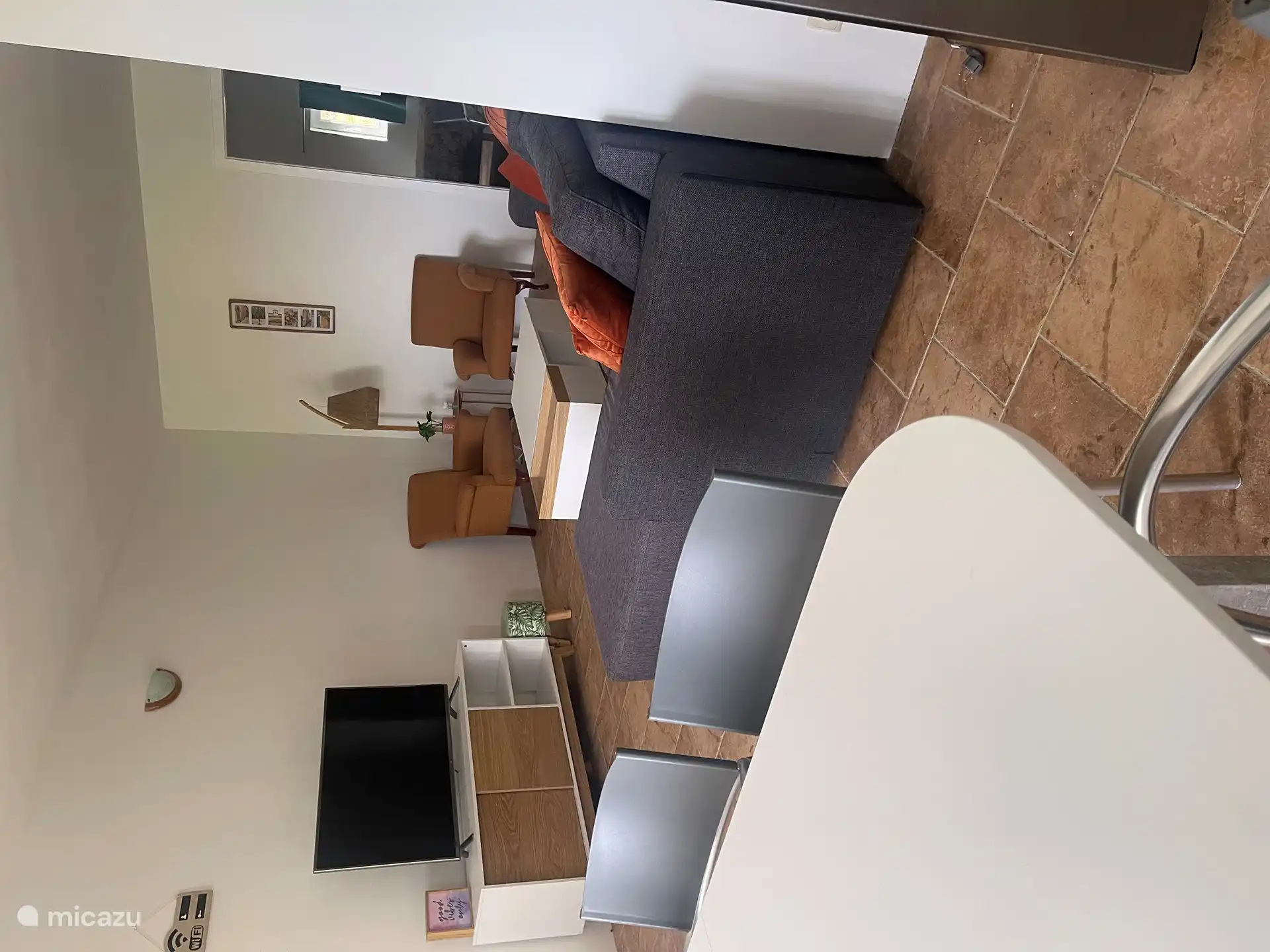 Die neue Sitzecke mit Schlafsofa, Smart-TV-Internet über Starlink-Satellit 