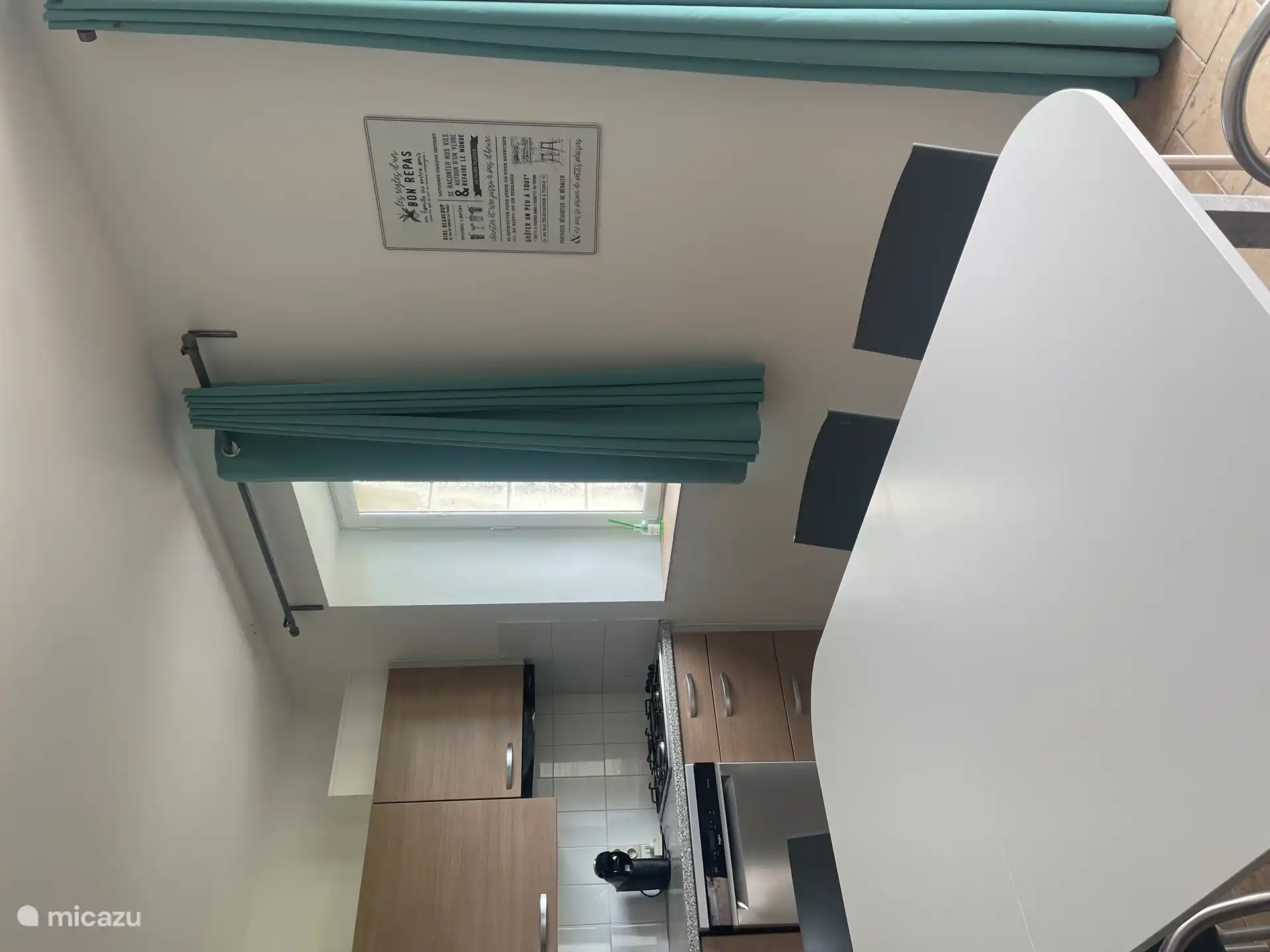 Die Küche verfügt über eine große Kühl-/Gefrierkombination, eine Kombi-Mikrowelle und einen Geschirrspüler 