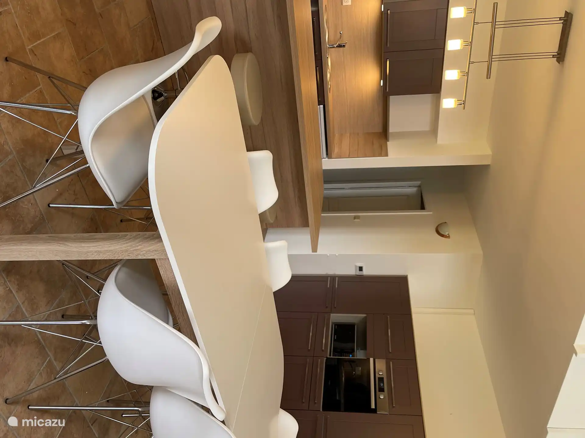 Die schöne Küche von Gite 3 mit Backofen, Mikrowelle, großem Kühlschrank und Geschirrspüler 