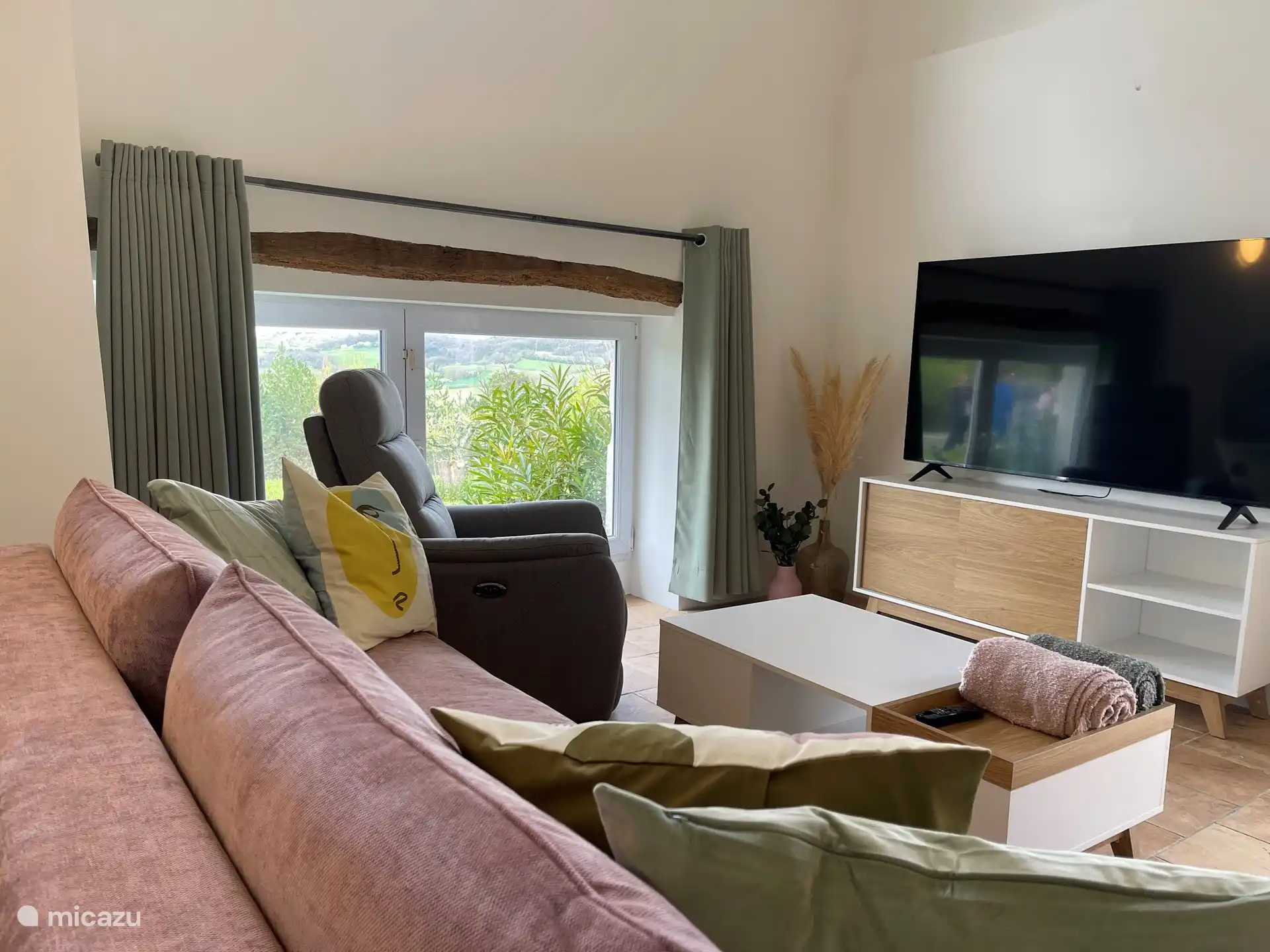 Die neue Sitzecke mit Smart-TV 65 Zoll 