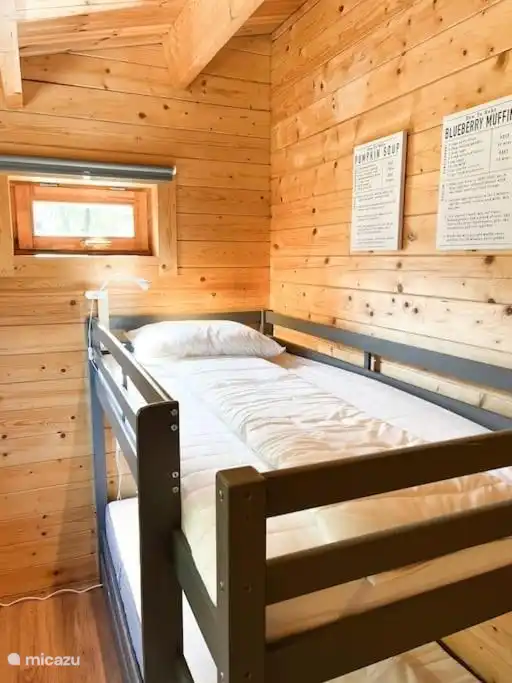 Schlafzimmer 2 mit Etagenbett und einem Ausziehbett