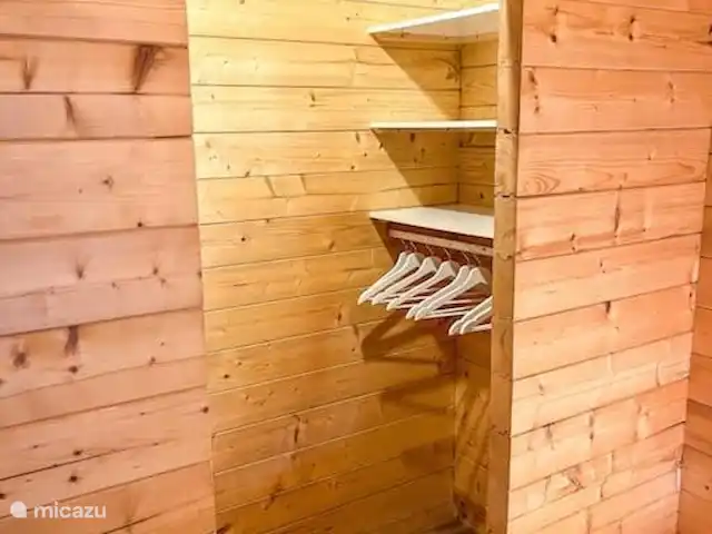 Luxe en ruim chalet met airco huren in Nederland, Drenthe, Matsloot - chalet inloopkast slaapkamer 1