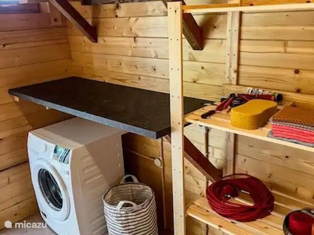 Luxe en ruim chalet met airco huren in Nederland, Drenthe, Matsloot - chalet wasruimte / berging / bijkeuken