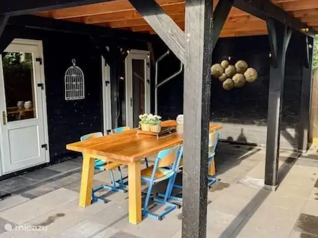 Luxe en ruim chalet met airco huren in Nederland, Drenthe, Matsloot - chalet grote eettafel buiten onder dak