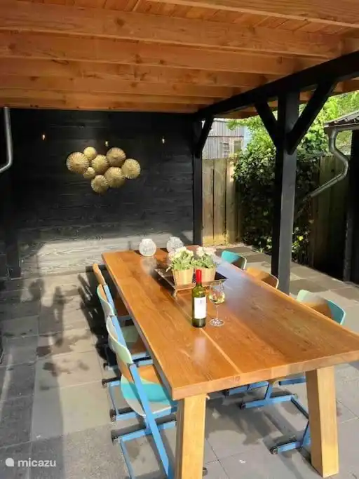 Esstisch vor dem Oderdach