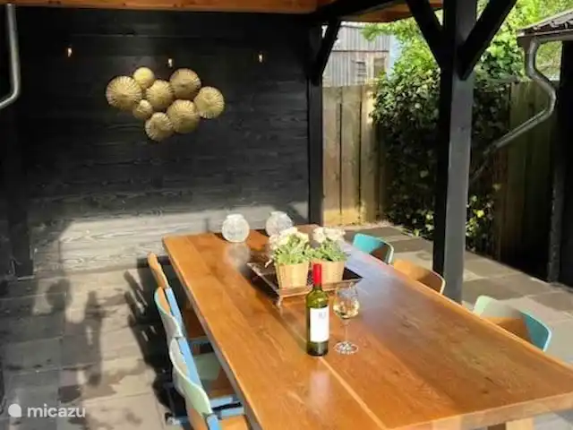 Luxe en ruim chalet met airco huren in Nederland, Drenthe, Matsloot - chalet eettafel buiten Oder dak
