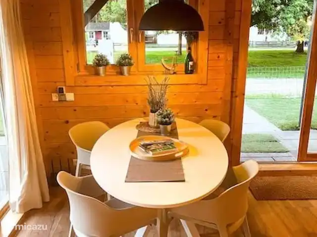Luxe en ruim chalet met airco huren in Nederland, Drenthe, Matsloot - chalet eettafel