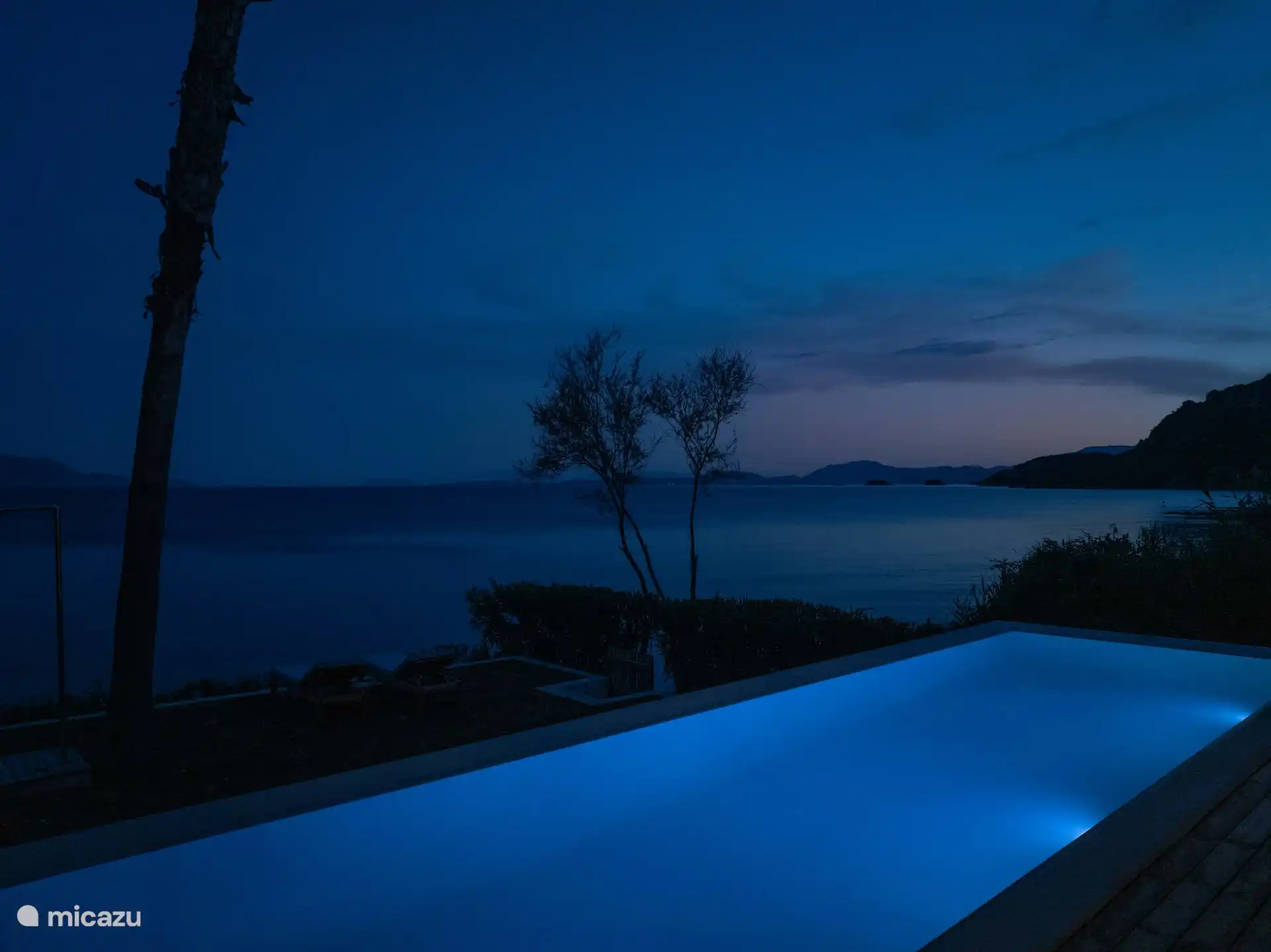 Piscine à débordement la nuit