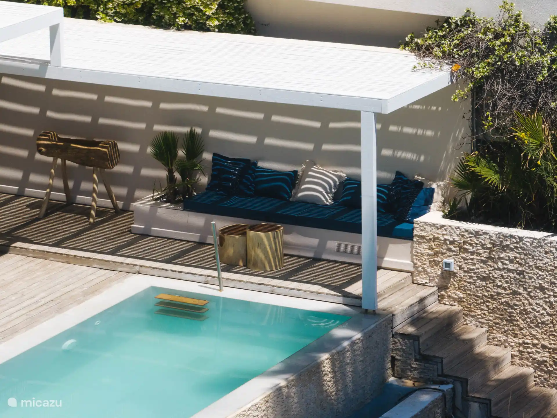 Le coin salon au bord de la piscine