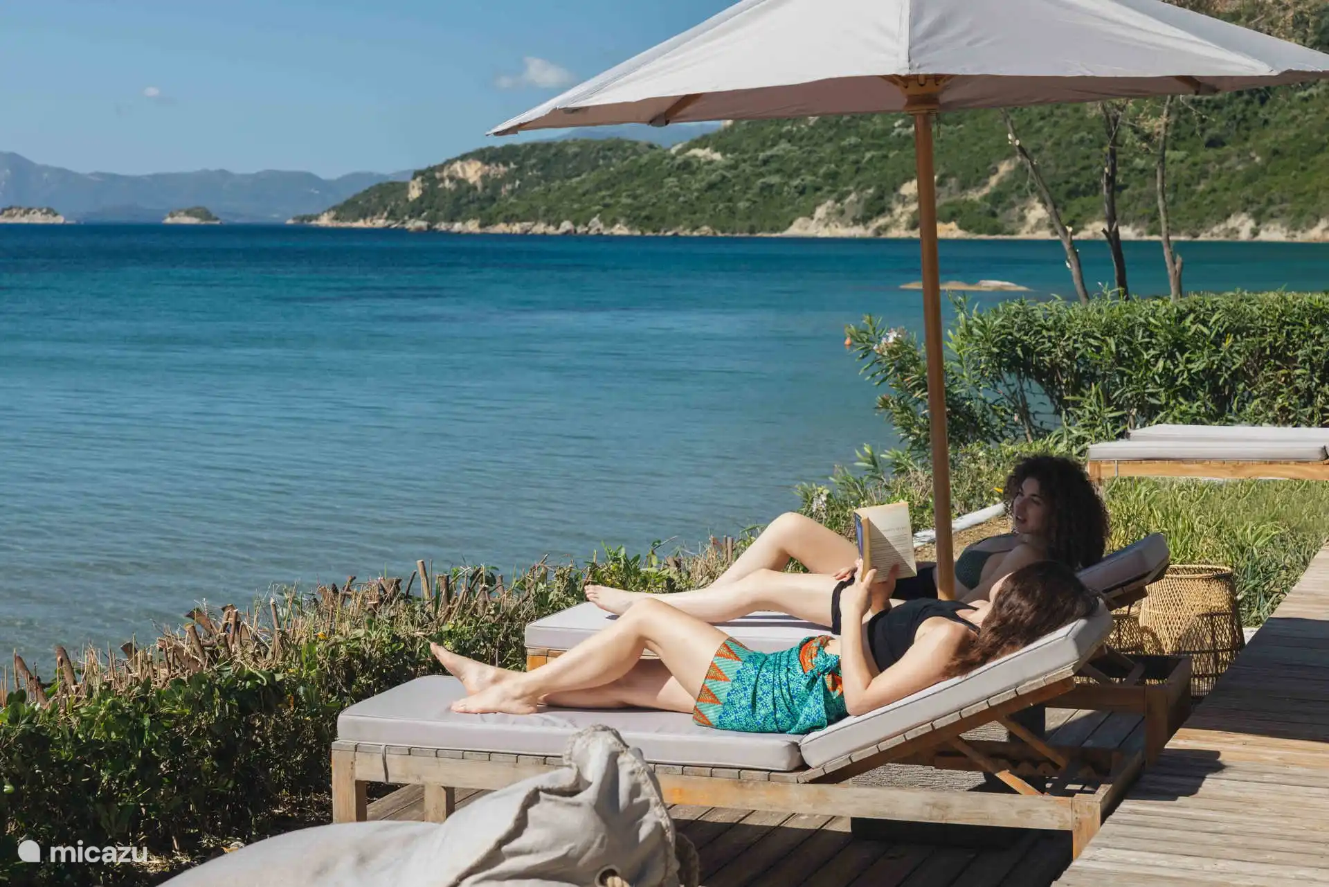 Chaises longues en bord de mer