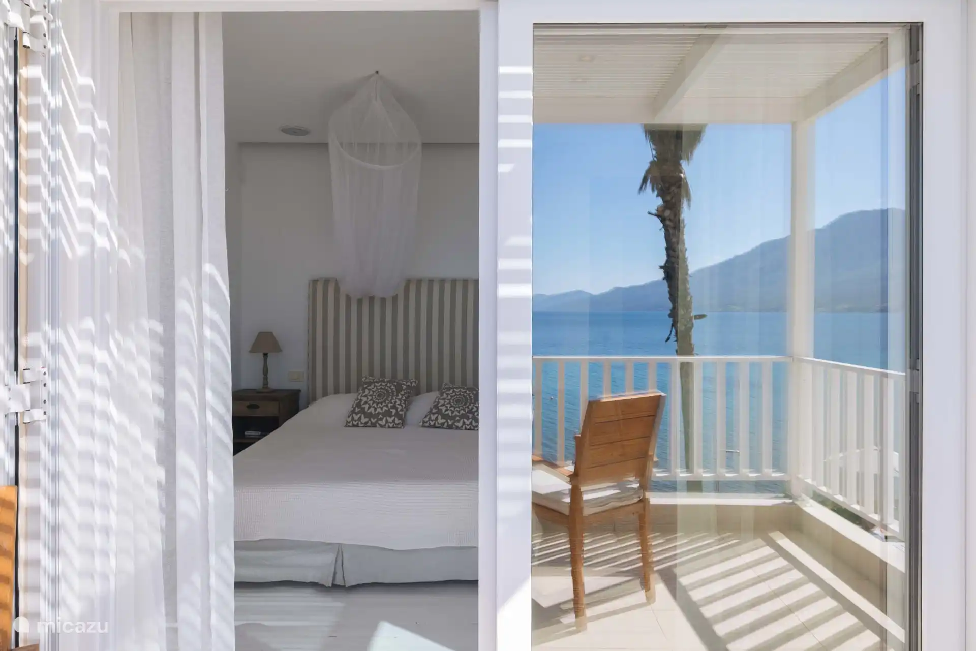 Chambre principale depuis balcon privé