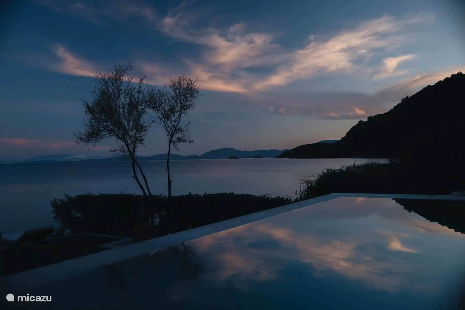 Piscine à débordement crépuscule