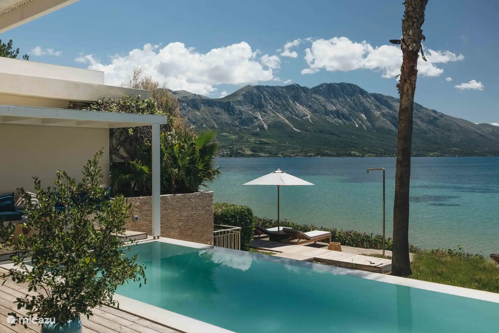 S’asseoir au bord de la piscine