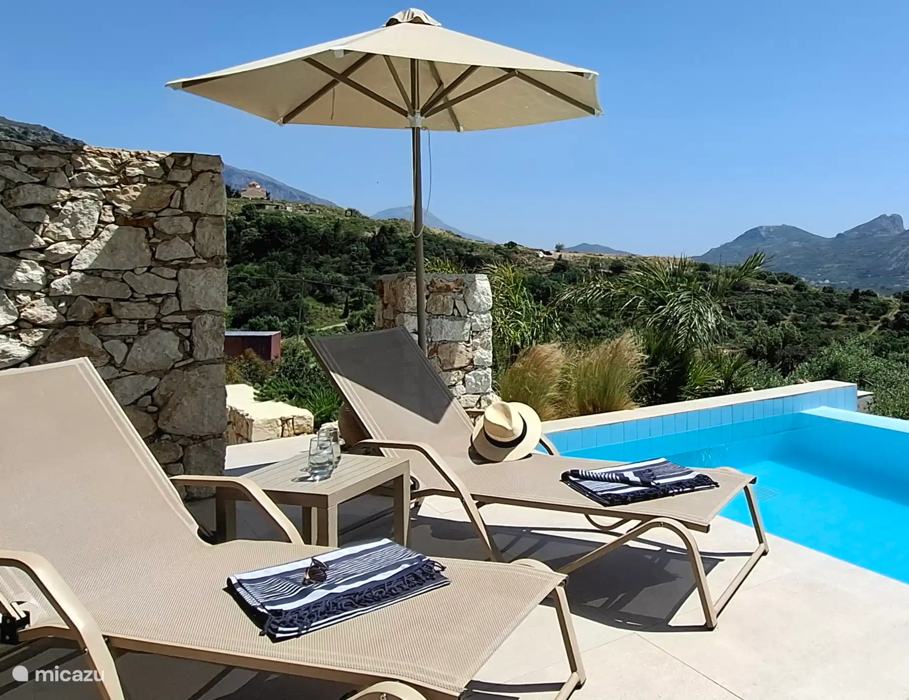 Genießen Sie die Sonne am Pool