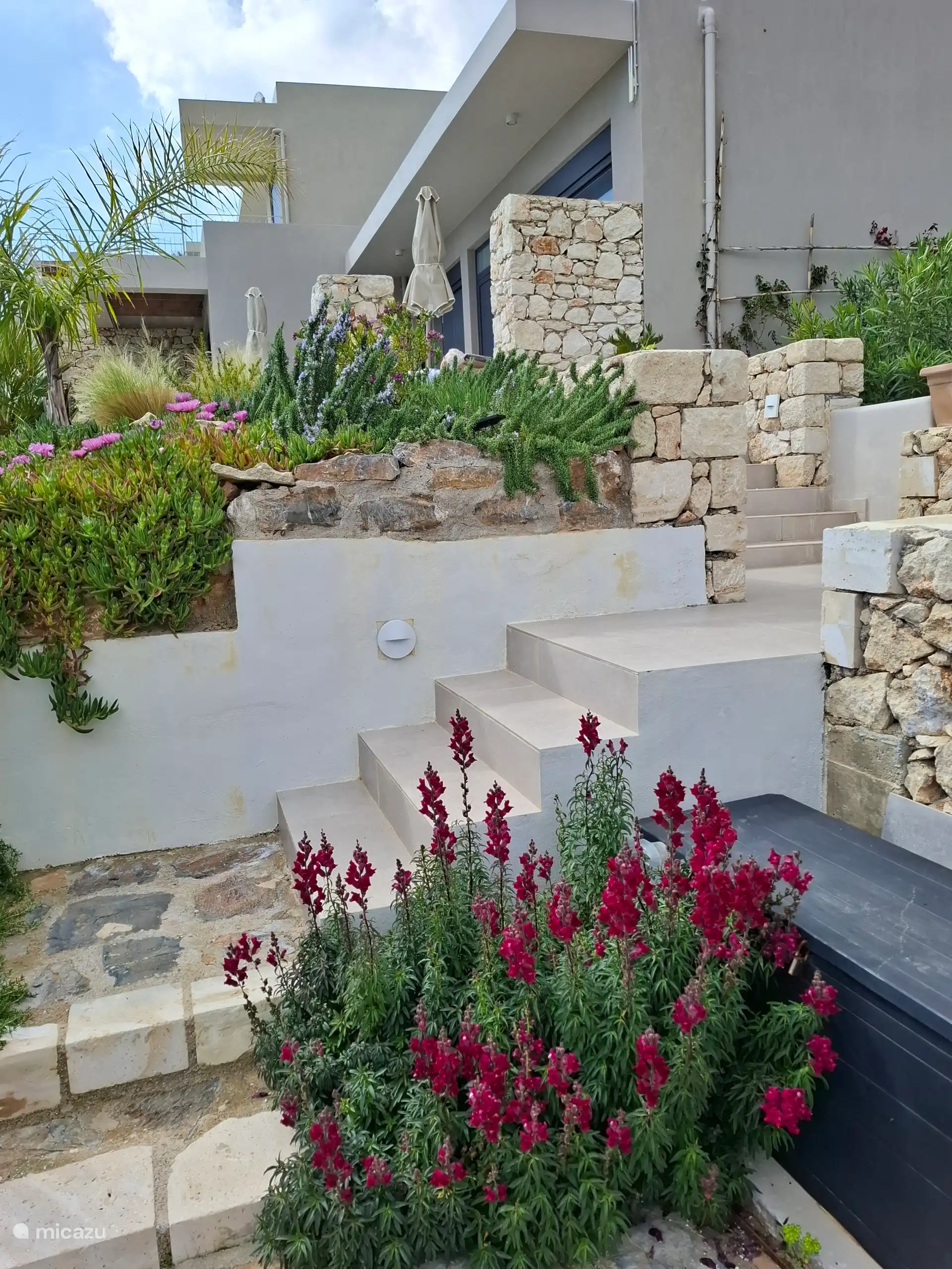 Die Terrasse von der Außenküche aus gesehen