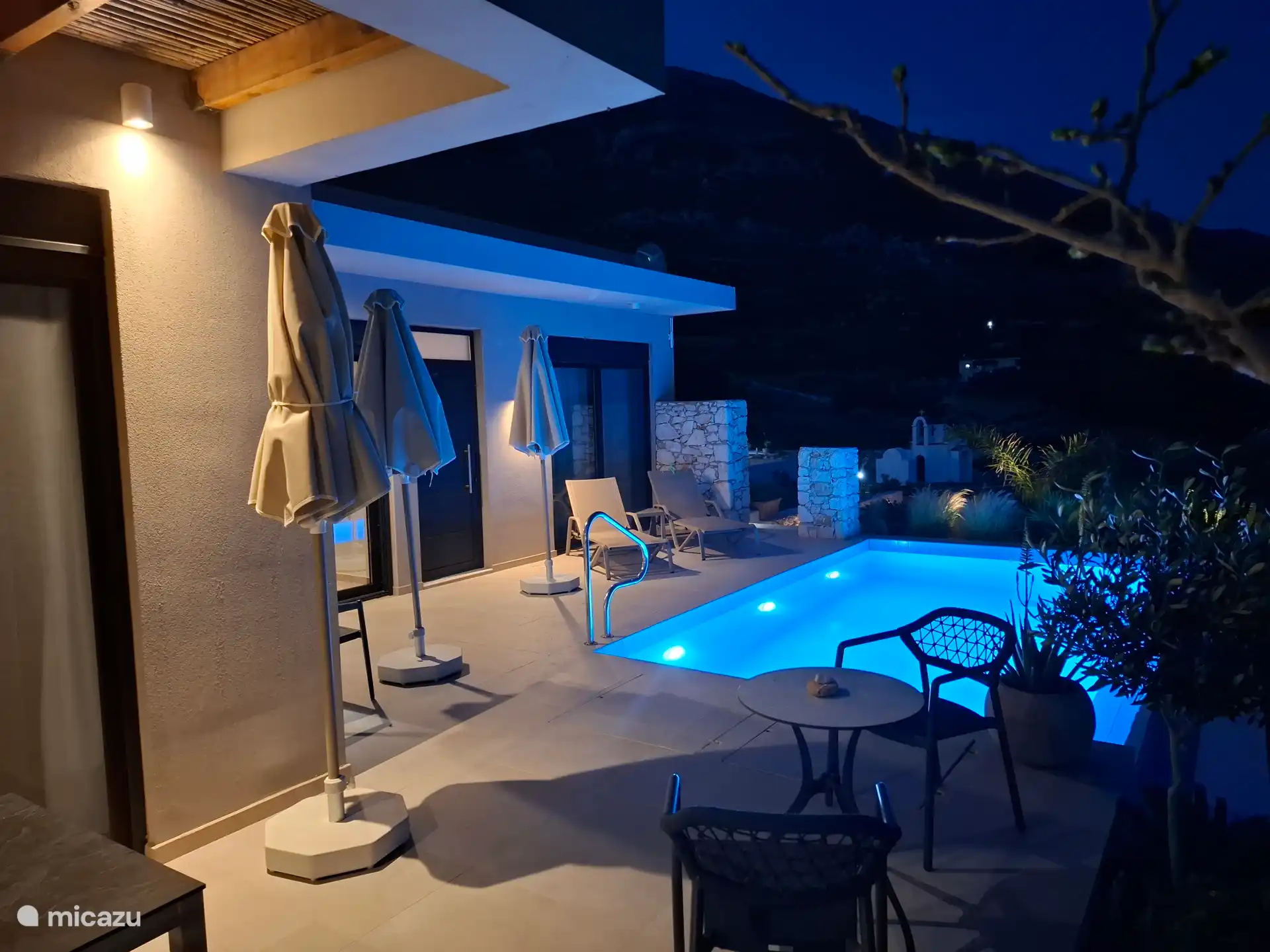 Auch abends ist es gemütlich auf der Terrasse