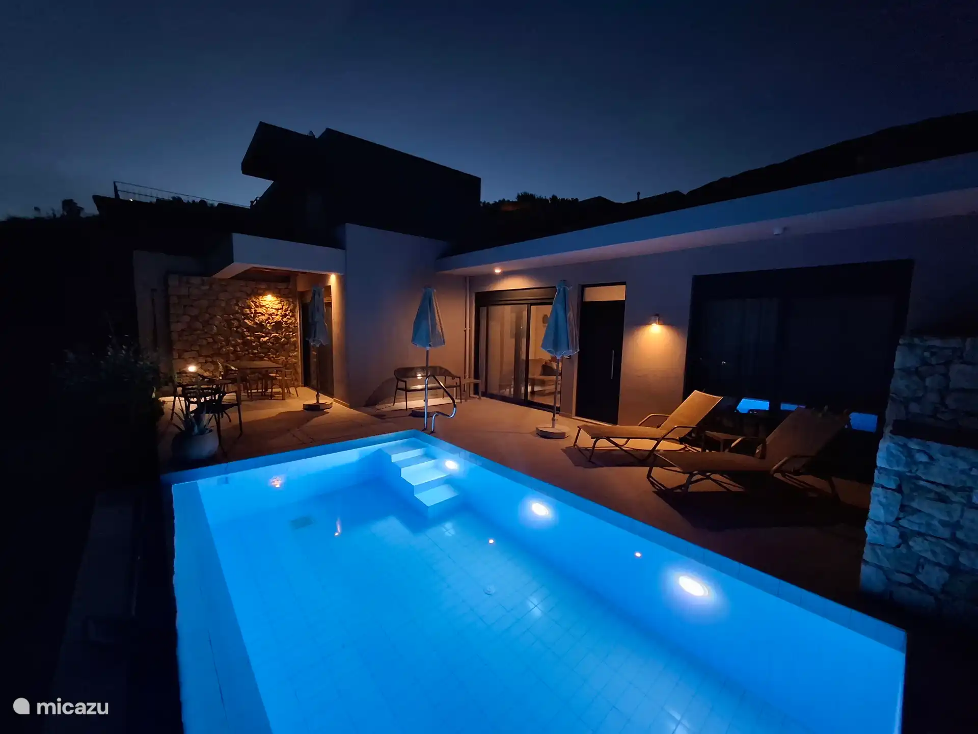 Die Villa ist abends beleuchtet