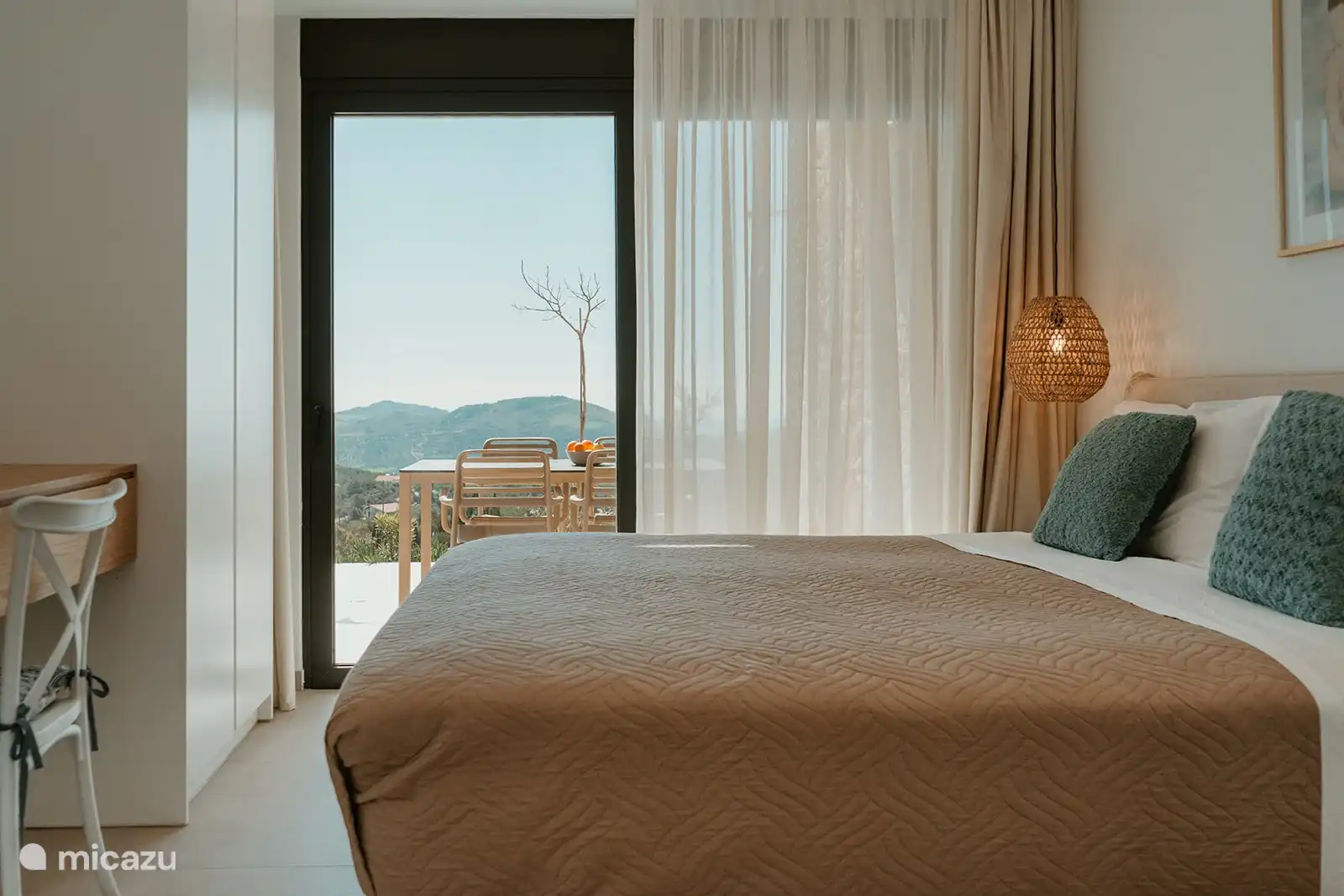 Von den Schiebetüren des Hauptschlafzimmers bis zur Terrasse