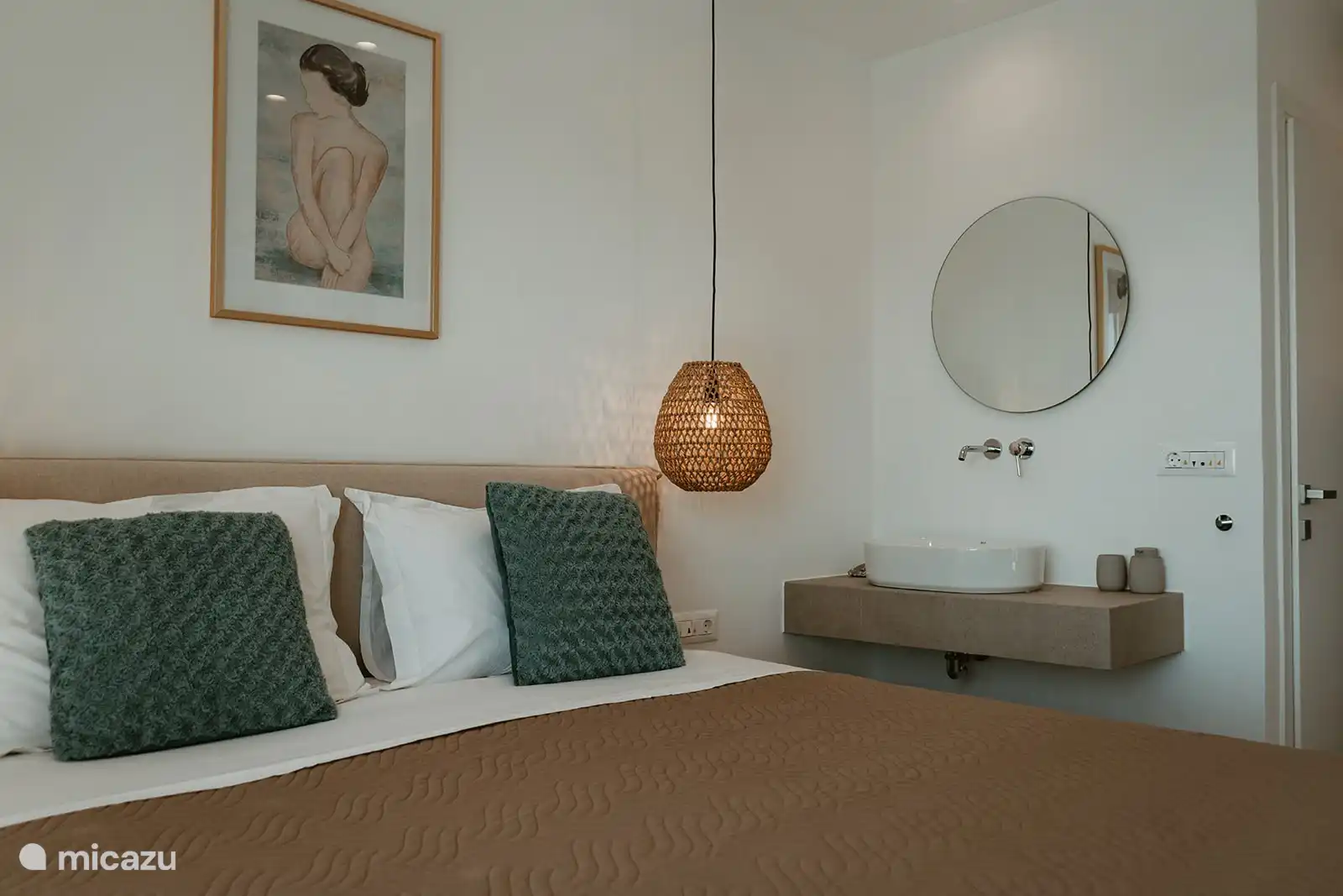 Ein Waschbecken im Schlafzimmer