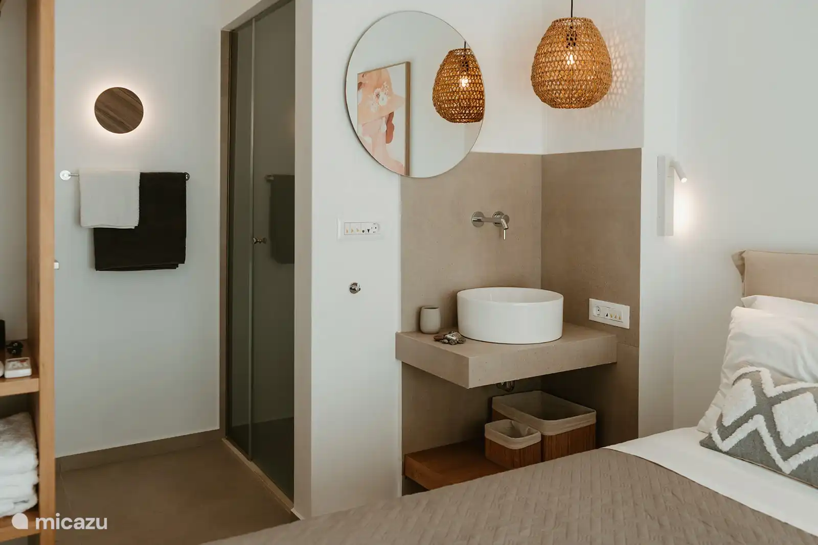 Mit Waschbecken, Toilette links und Regendusche rechts