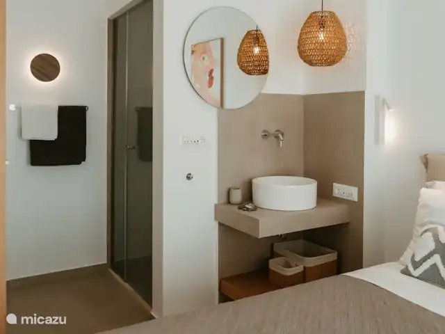 Villa Kari huren in Griekenland, Kreta, Mariou - villa Met wastafel, links het toilet en rechts de regendouche