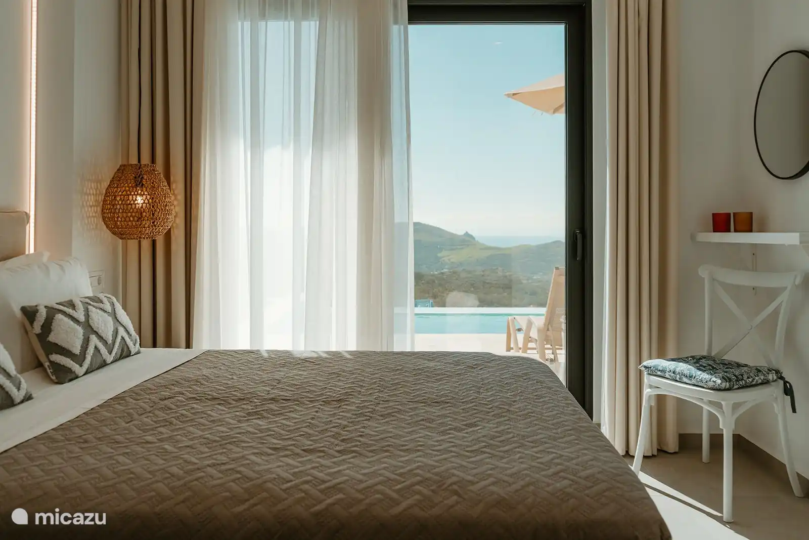 Blick vom Schlafzimmer mit Schiebetüren auf die Terrasse/Swimmingpool