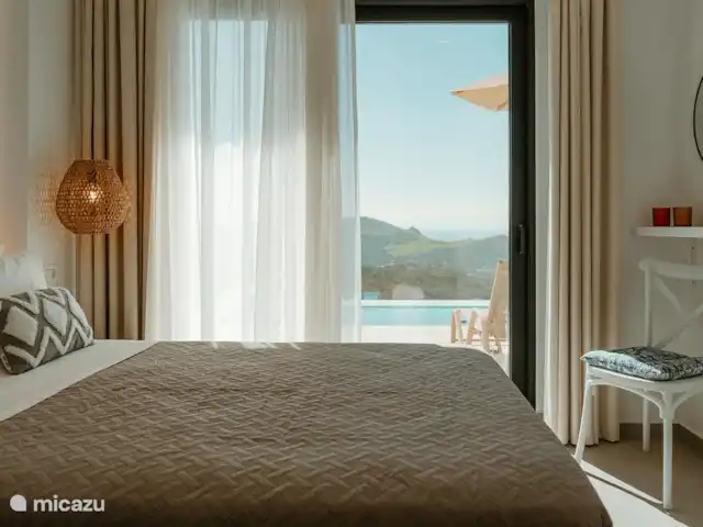 Villa Kari huren in Griekenland, Kreta, Mariou - villa Uitzicht vanuit de slaapkamer met schuifdeuren naar het terras/zwembad
