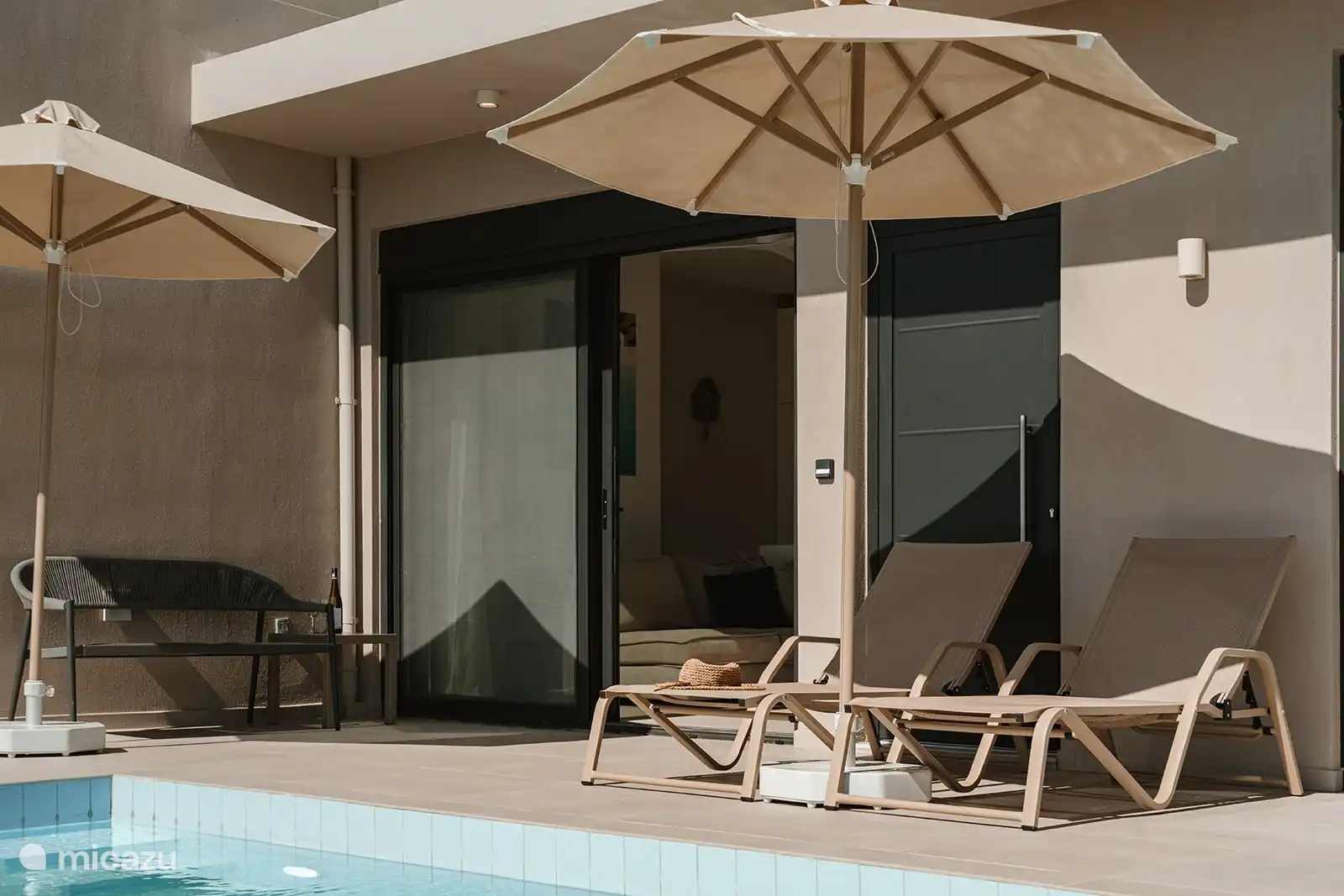 Entspannen Sie sich auf einer der Sonnenliegen auf der Terrasse