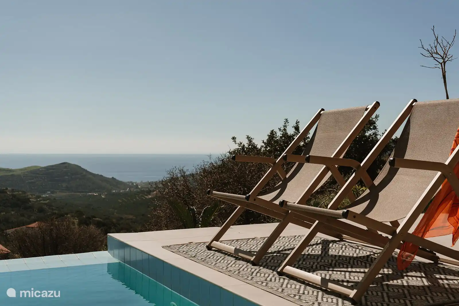 Liegestühle am Pool
