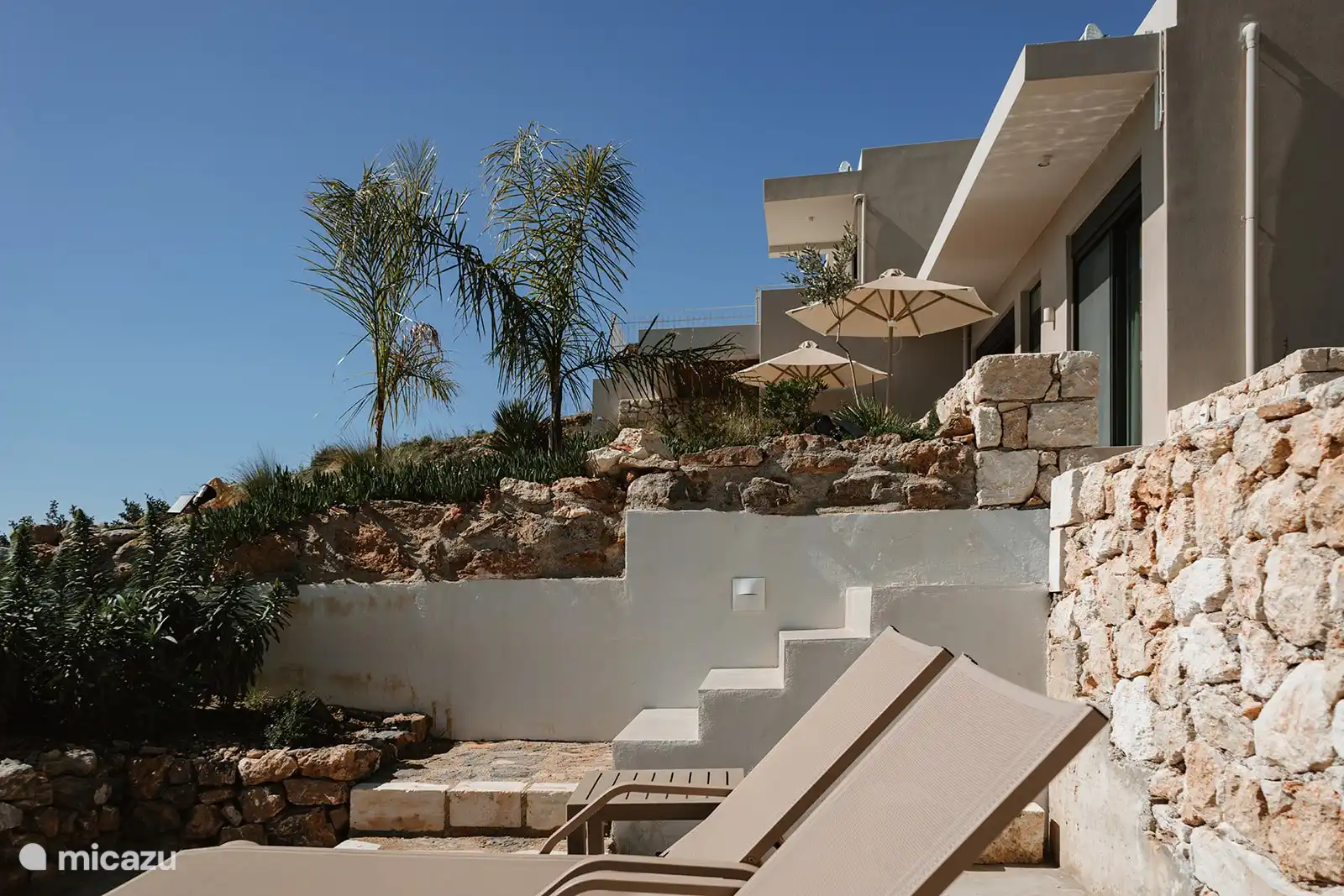 Die Treppe zur 2. Terrasse, wo sich die Außenküche befindet