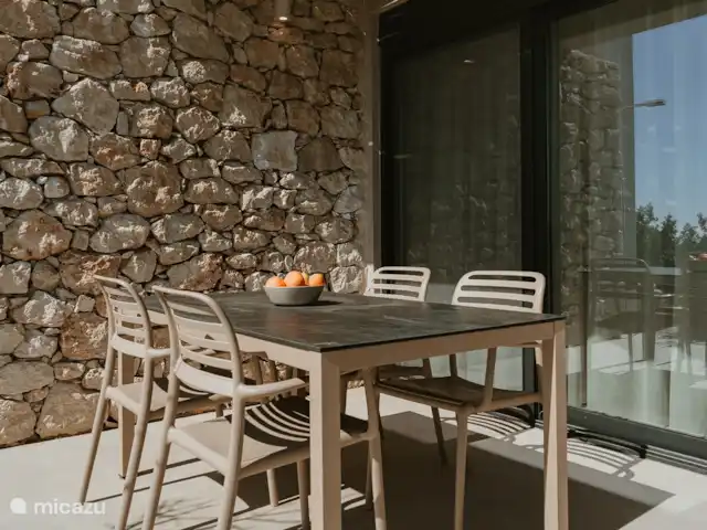 Villa Kari huren in Griekenland, Kreta, Mariou - villa De eettafel buiten op het terras. Naast de eettafel is ook de buitendouche.