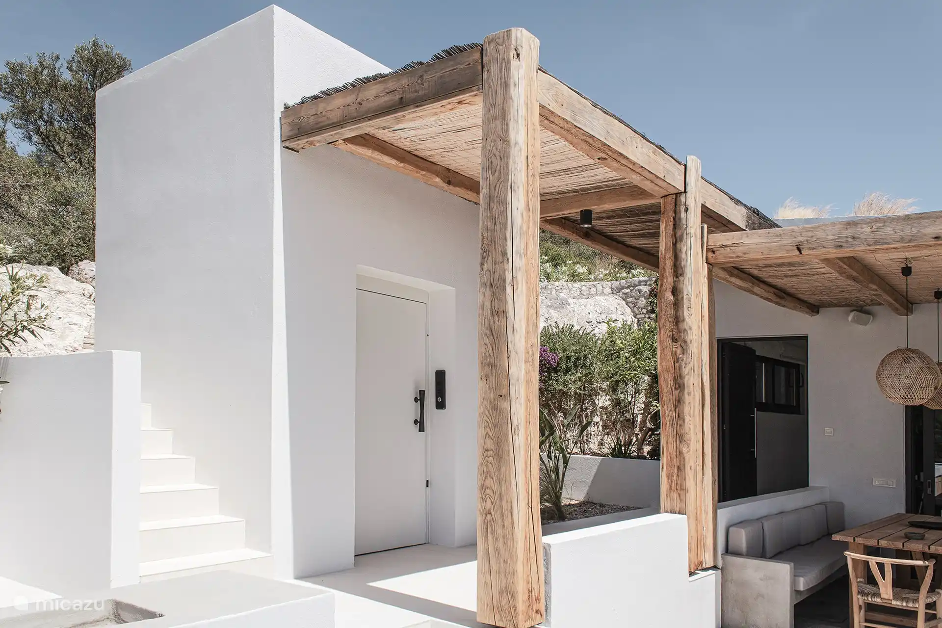 Entree van de hoofdvilla en lift