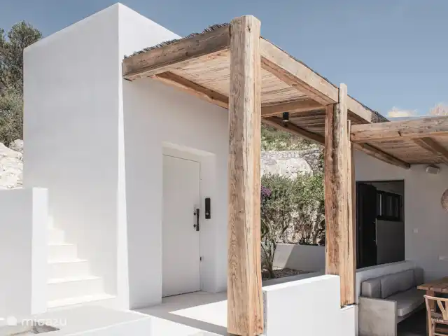 Villa Iris  en Grecia, Gracia Central, Paleros - villa Entrada de la Villa principal y ascensor.
