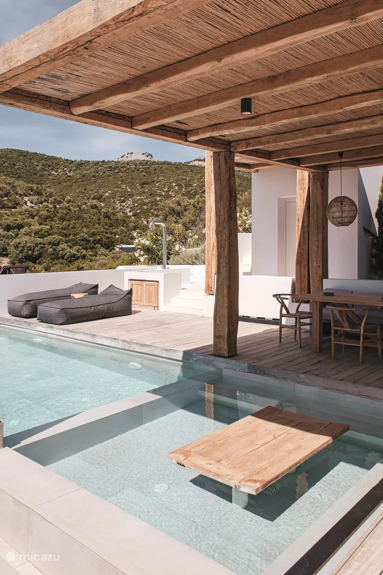 Eethoek buiten en uitzicht op het zwembad 